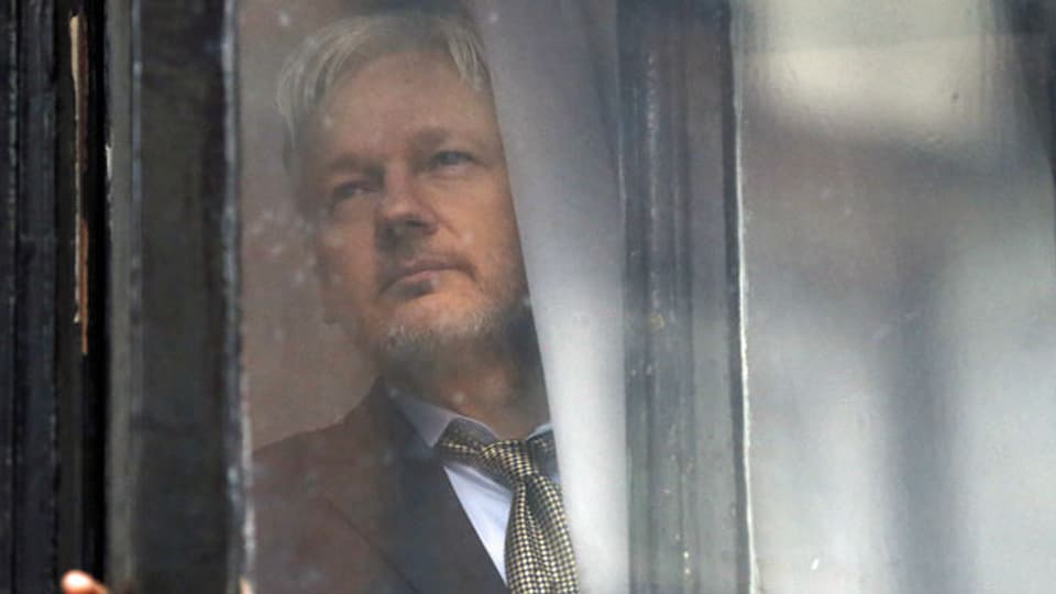 Der Gründer von WikiLeaks, Julian Assange, betritt in der ecuadorianischen Botschaft, in London. Archivbild vom Februar 2016.