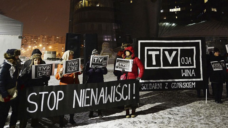 Demonstranten und Demonstrantinnen fordern in Warschau den Rücktritt des TVP-Vorsitzenden Jacek Kurski.