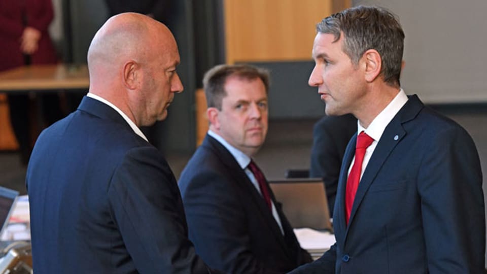 Björn Höcke, (rechts) Fraktionsvorsitzender der AfD, gratuliert Thomas Kemmerich (FDP), dem neuen Thüringer Ministerpräsidenten.