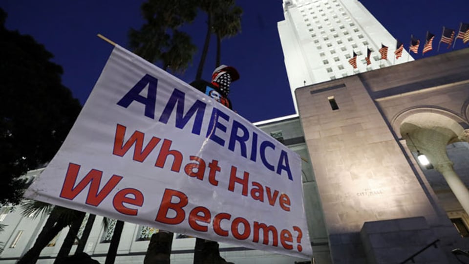 Protest gegen den Freispruch des US-Präsidenten Donald Trump vor dem Rathaus in Los Angeles, Kalifornien.
