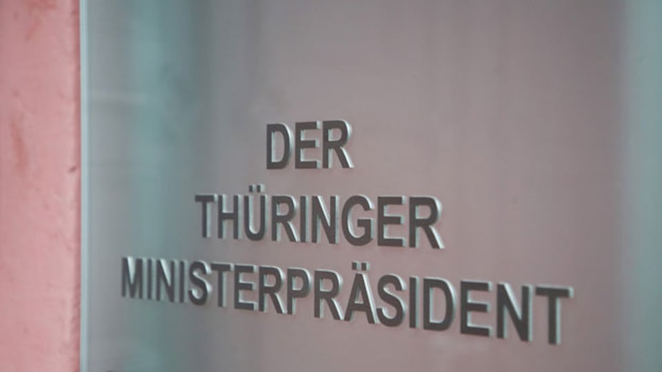 Der Schriftzug «Der Thüringer Ministerpräsident» steht am Eingang der Staatskanzlei.
