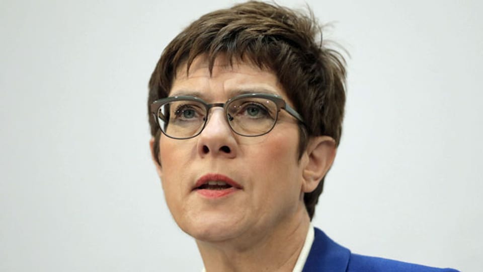 Annegret Kramp-Karrenbauer, die Vorsitzende der CDU und Verteidigungsministerin gibt ihr Amt ab und stellt sich nicht mehr als Kanzlerkandidatin zur Verfügung.