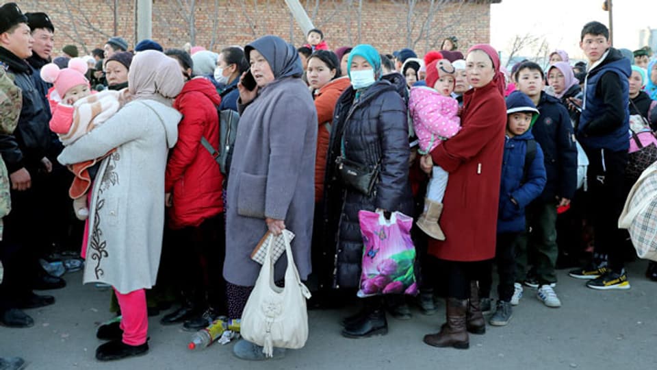 Dungan-Flüchtlinge verlassen nach ethnischen Zusammenstößen zwischen Kasachen und Dunganen das Dorf Bular-Batyr. Bei Zusammenstössen wurden acht Menschen getötet und achtundvierzig verletzt.
