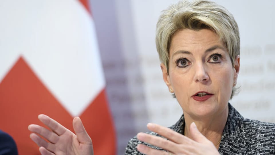 Bundesrätin Karin Keller-Sutter sieht den Wohlstand der Schweiz in Gefahr.