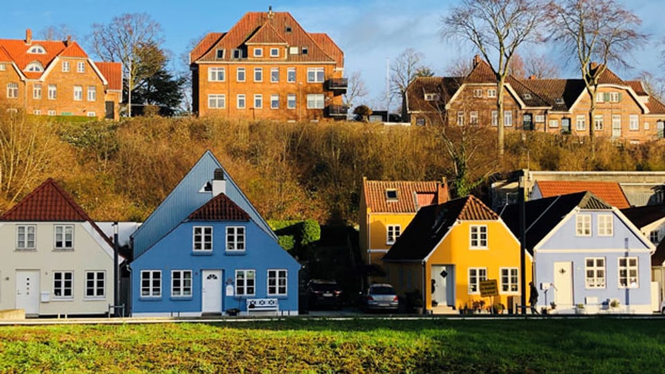 Häuserzeile in der dänischen Grenzstadt Sønderborg.