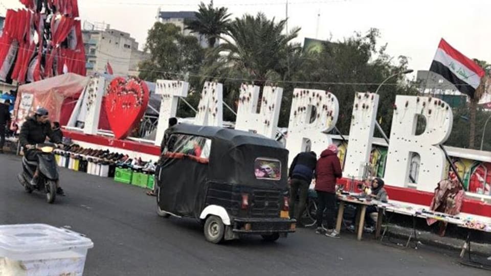 Ein Tuk-Tuk auf dem Tahrir-Platz in Bagdad. Die Dreirad-Taxis sind zum Symbol der irakischen Proteste geworden.