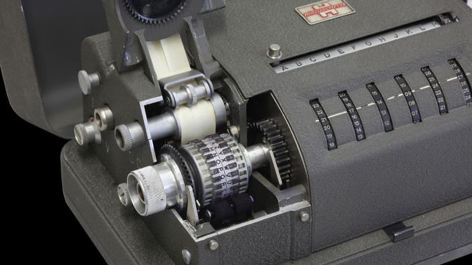 Die mechanische Rotor-Chiffriermaschine CX-52 IMG wurde ab 1952 durch den schwedischen Erfinder und Unternehmer Boris Hagelin von seiner im selben Jahr in der Schweiz gegründeten Crypto AG hergestellt.
