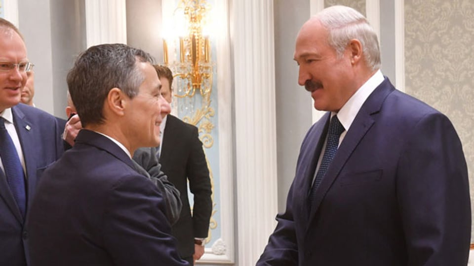 Schweizer Aussenminister Ignazio Cassis (links) und Alexander Lukaschenko, Staatschef von Weissrussland. in Minsk am 13. Februar 2020.