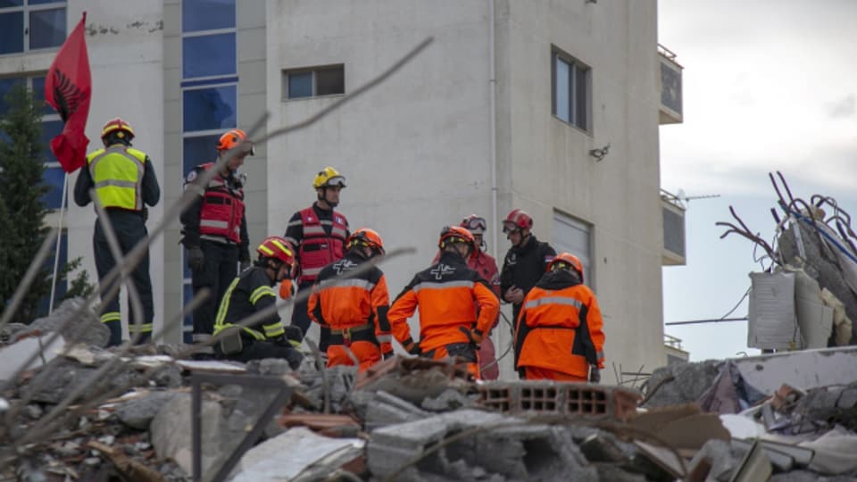 Eingestürztes Gebäude in Albanien