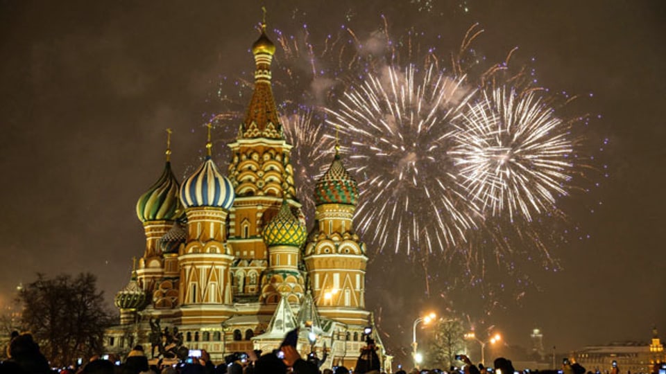 Feuerwerke am Himmel über der Kathedrale von St. Basil, vor dem Roten Platz in Moskau.