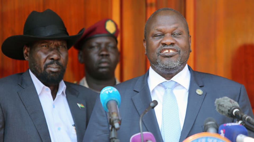 Der ehemalige Rebellenführer Riek Machar (rechts) und Präsident Salva Kiir Mayardit in Juba, Südsudan.