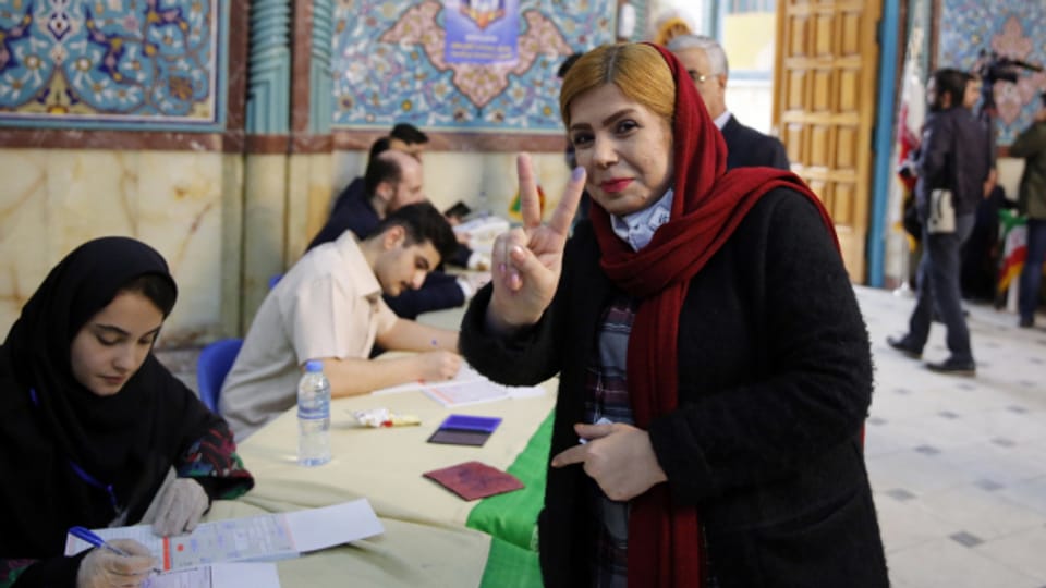 Eine Frau wählt in Teheran.