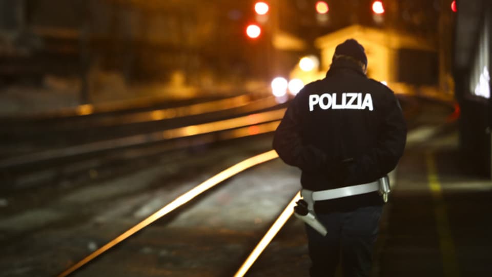 Ein Polizeibeamter patrouilliert gestern am Bahnhof auf der italienischen Seite des Brennerpasses. Österreich stoppte den gesamten Zugverkehr von und nach Italien, nachdem befürchtet wurde, dass ein Zug am Sonntagabend zwei Personen an Bord hatte, die möglicherweise mit dem Coronavirus infiziert waren.
