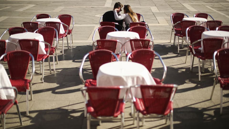 Ein leeres Restaurant auf dem Markusplatz in Venedig/Italien.
