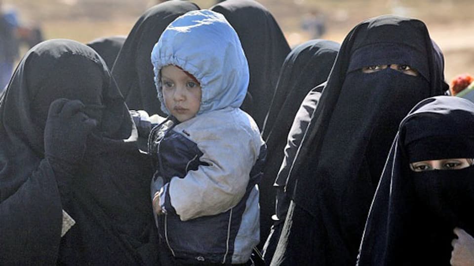 Frauen mit einem Kind in der ostsyrischen Provinz Deir Ezzor. Symbolbild.