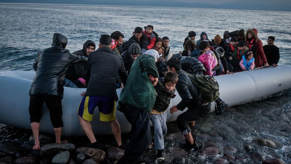 Flüchtlinge aus Afghanistan erreichen das Dorf Skala Sikaminias auf der griechischen Insel Lesbos.