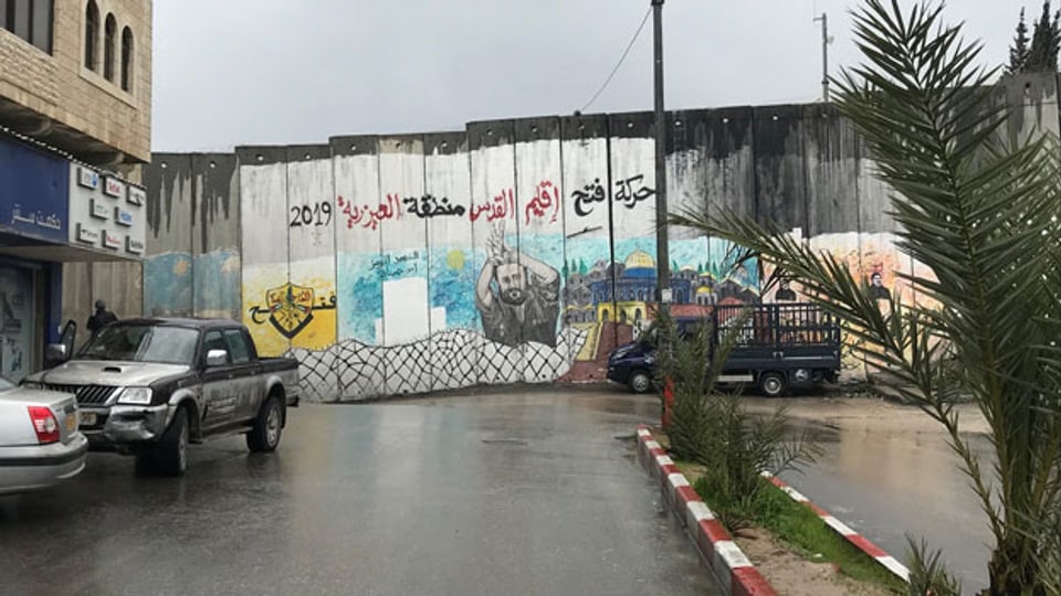 Eine rund acht Meter hohe Stahlbeton-Mauer trennt Abu Dis von Jerusalem.