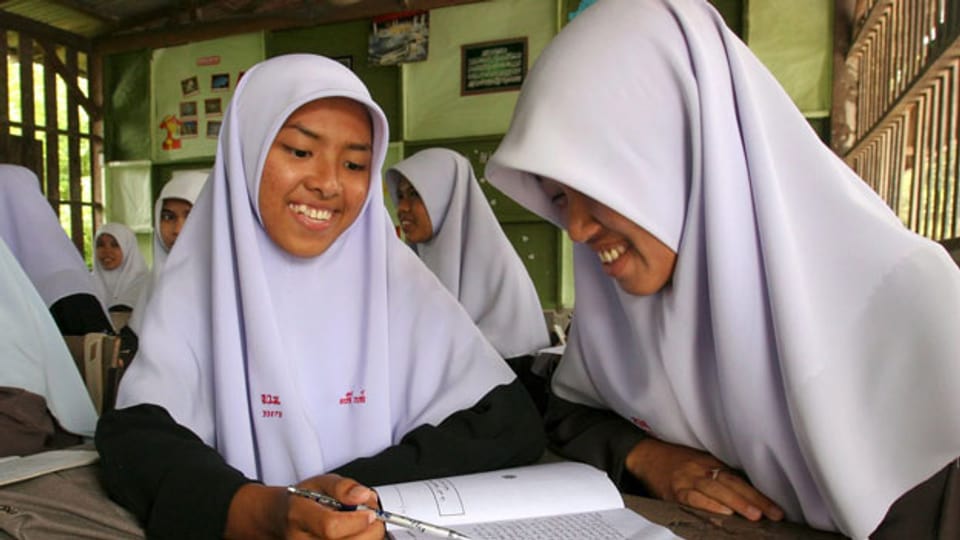 Thailändische muslimische Mädchen studieren Arabisch in Yala, in dem von Gewalt geplagten, verarmten tiefen Süden Thailands.