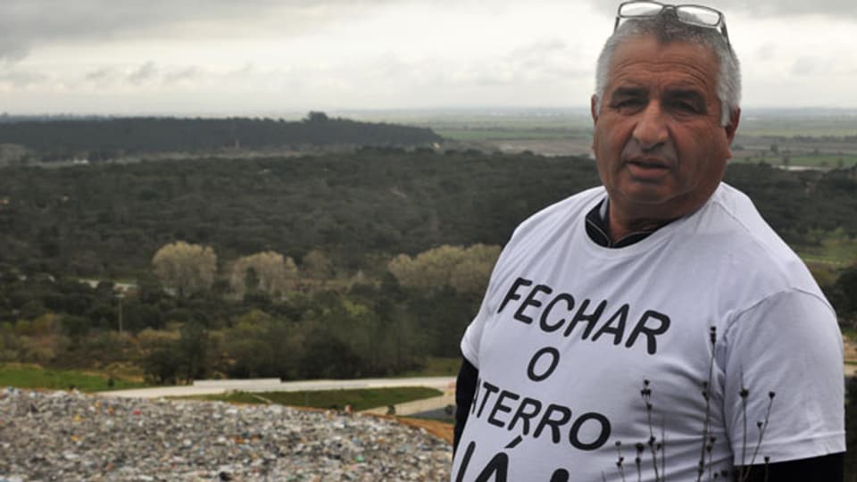 Antonio Pires in der Nähe seines Hauses. Hinter ihm die Mülldeponie von Azambuja, einer Kleinstadt 50 Kilometer nördlich von Lissabon.