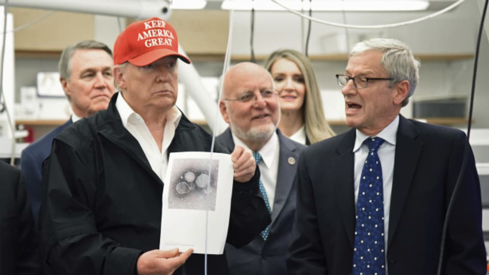 Präsident Trump zeigt das Bild eines Corona-Virus.