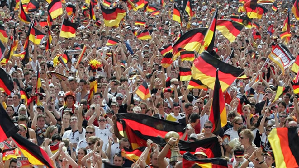 Deutsche Fans feiern während der Fußball-WM auf den Strassen Berlins.