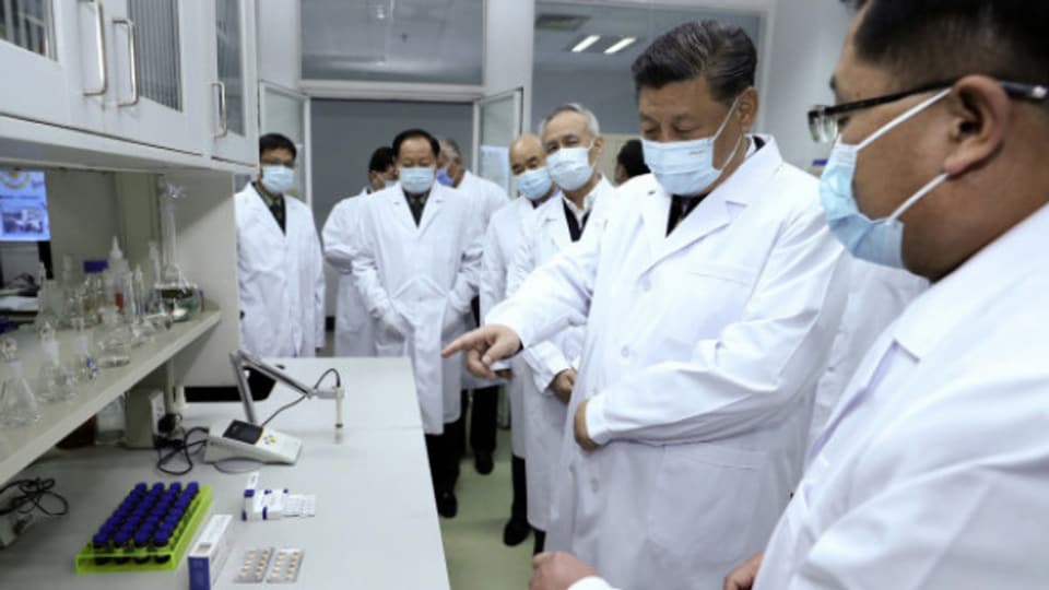 Chinas Staatspräsident Xi Jinping beim Besuch eines Labors in Peking vergangene Woche.