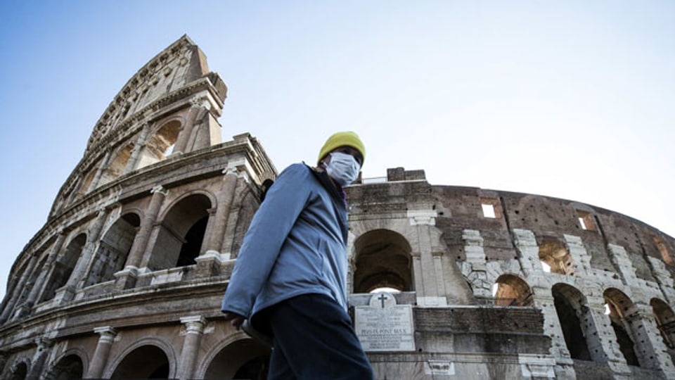 Ein einsamer Tourist vor dem Kolosseum in Rom.