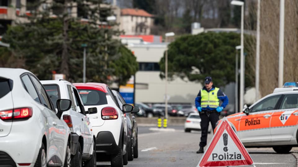 Die Polizei kontrolliert entlang der italienisch-schweizerischen Grenze Grenzgänger, nachdem die Region Lombardei wegen des Coronavirus COVID-19 zur roten Zone erklärt wurde.
