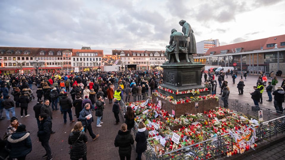 In Hanau gedenken die Menschen an einer Trauerfeier den Opfern des rassistischen Anschlages.