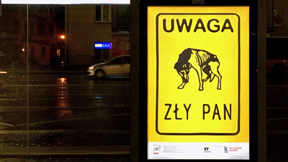 In den Strassen Warschaus: «Achtung, böses Herrchen!» steht auf dem Plakat. Es ist Teil einer Kampagne für Tierrechte und derzeit überall zu sehen in den polnischen Grossstädten.