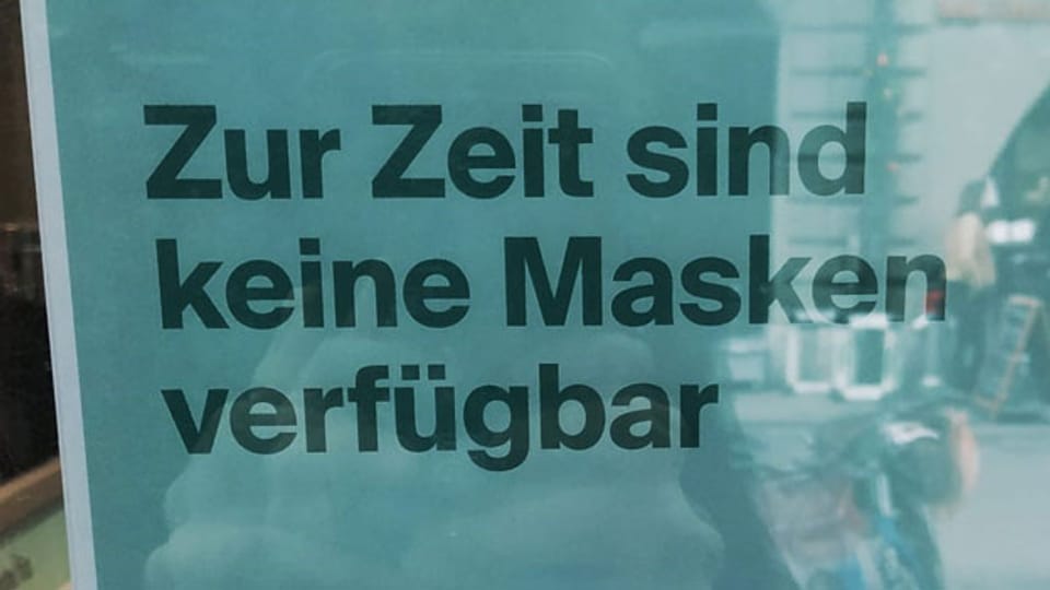 «Zur Zeit sind keine Masken verfügbar». Anschrift an einer Berner Apotheke.