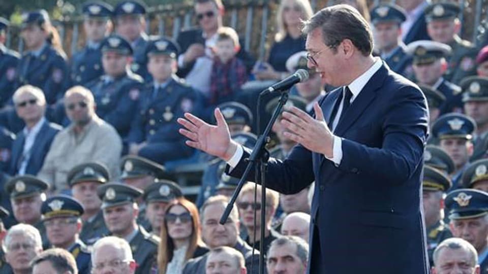 Serbiens Präsident Aleksandar Vucic hält eine Ansprache bei einer Miltiärparade.