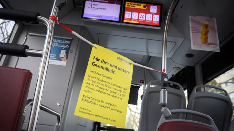 Weltweit werden Massnahmen getroffen, um die Ausbreitung des Coronavirus einzudämmen. Im Bild ein Bus in Bern, bei dem der Zugang zum Fahrer abgesperrt ist.