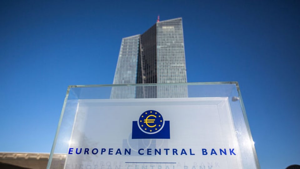 Das Logo und das Gebäude der Europäischen Zentralbank in Frankfurt.