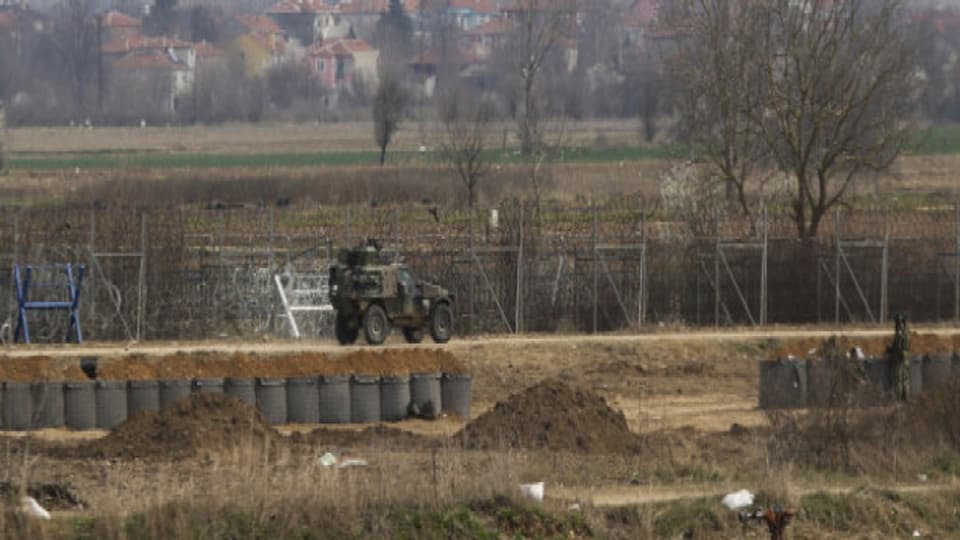 Kein Durchkommen: Die griechische Armee patrouilliert an der Grenze zur Türkei.