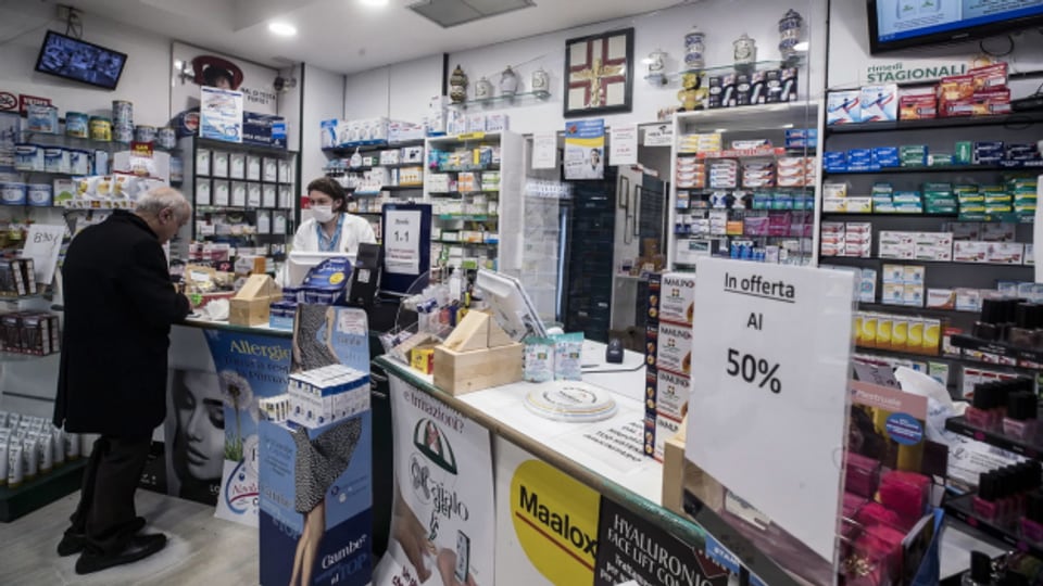 Kleines Geschäft in Italien bietet Rabatte an.
