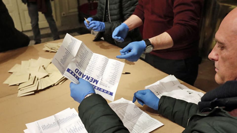 Auszählung der Stimmzettel, der ersten Runde der französischen Kommunalwahlen.