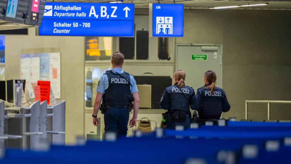 Polizisten am Flughafen Frankfurt - nach dem sofortigen Einreiseverbot für Nicht-EU-Bürger.