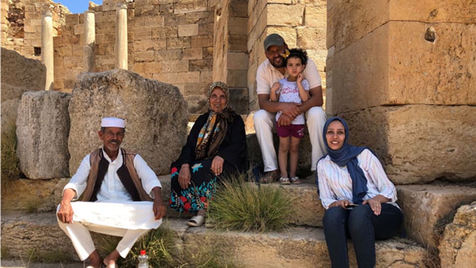 Eine libysche Familie in Leptis Magna am Mittelmeer.