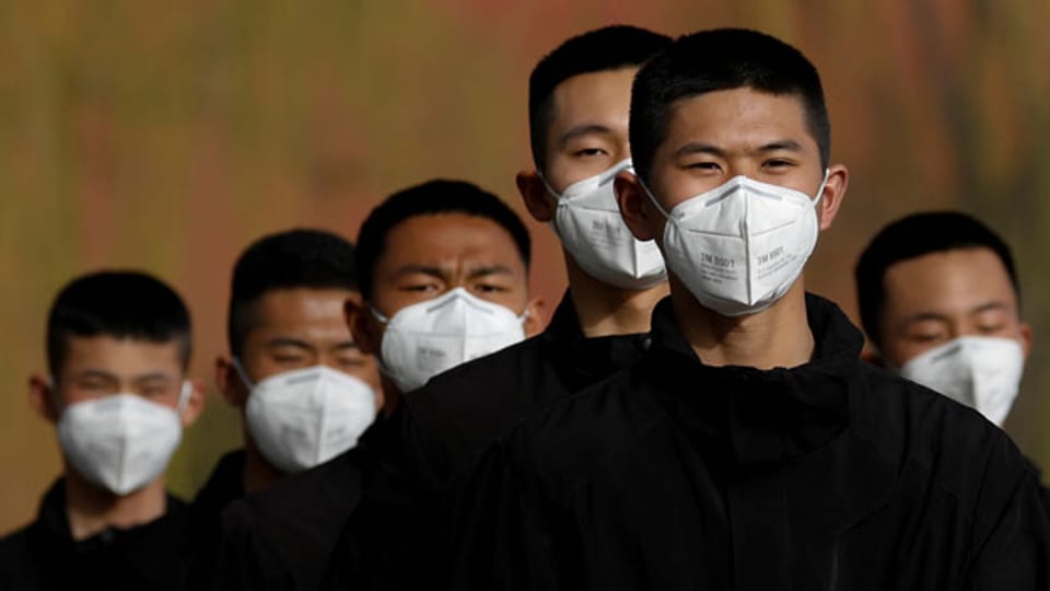 Security-Leute mit Schutzmasken in Peking am 19.3.2020.