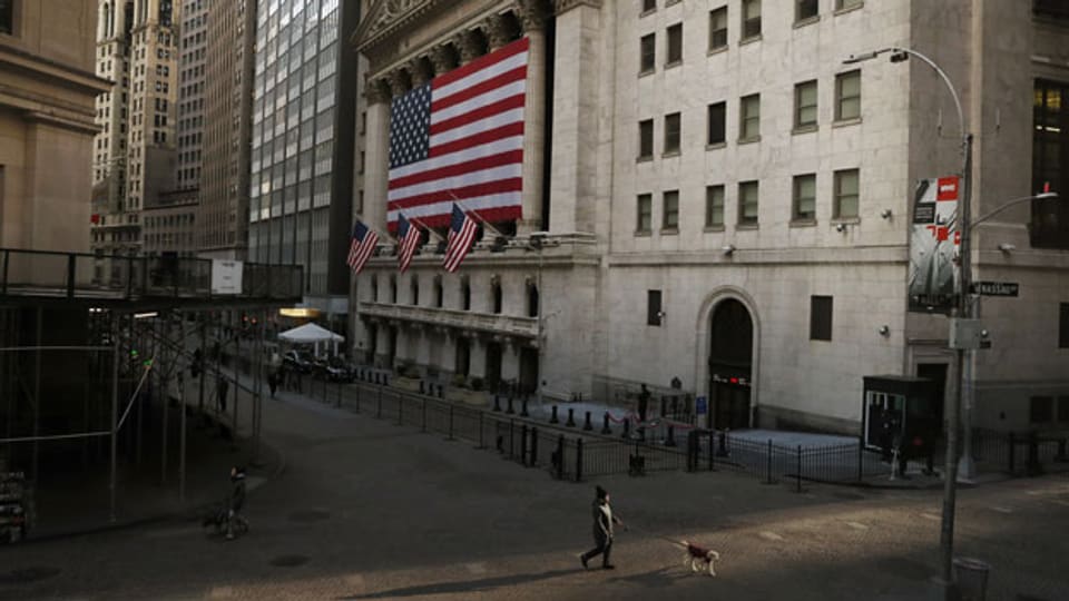Ein Fussgänger auf der Wall Street vor der New Yorker Börse (NYSE) in New York, USA, am 18. März 2020.