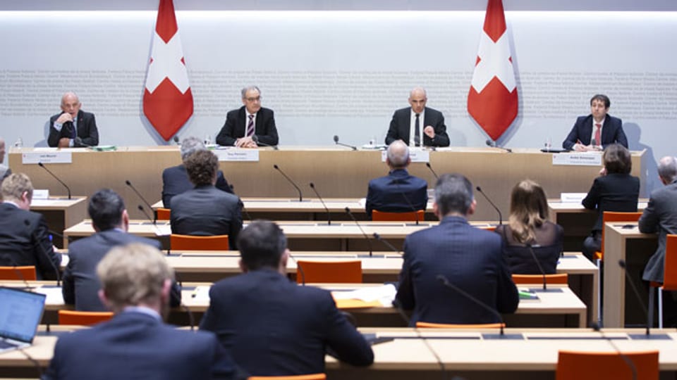 Bundesrat Alain Berset (2. von rechts) spricht an der Seite von Bundesrat Ueli Maurer, Bundesrat Guy Parmelin und Bundesratssprecher Andre Simonazzi (von links) während einer Medienkonferenz über die Situation des Coronavirus, am 20. März 2020 in Bern.