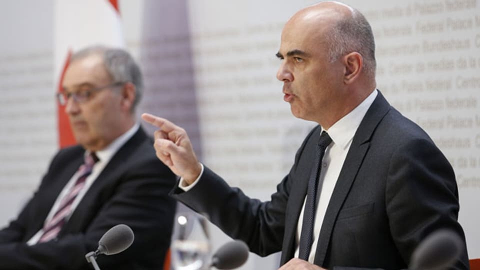 Bundesrat Alain Berset (rechts) spricht an der Seite von Bundesrat Guy Parmelin während einer Medienkonferenz über die Situation des Coronavirus, am 20. Maerz 2020 in Bern.