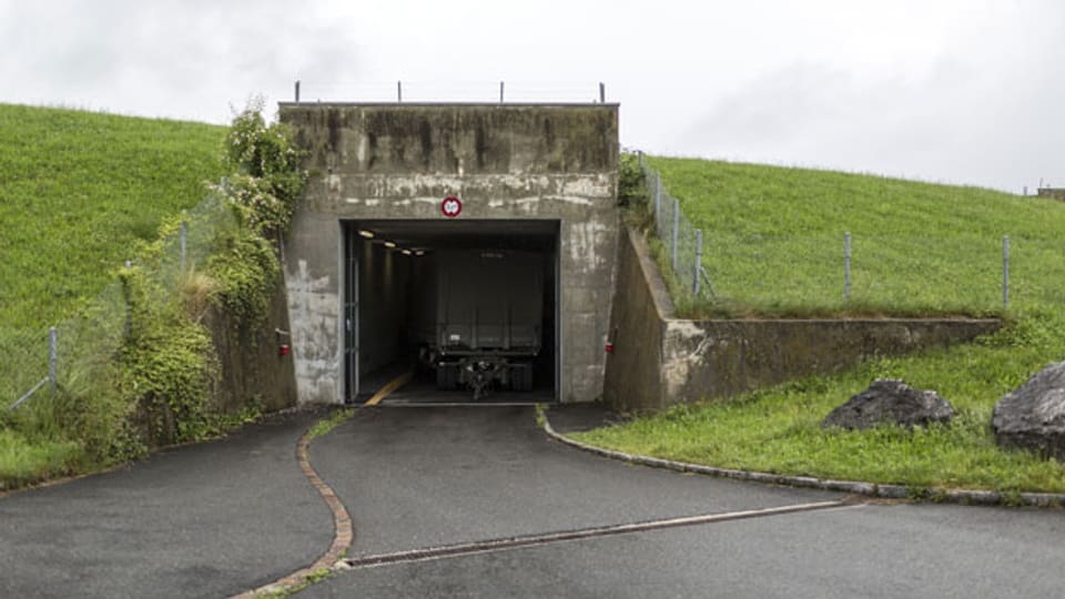 Der Eingang zur geschützten Militär-Spitalanlage in Einsiedeln, Kt. Schwyz. Die Anlage von 1984 wurde für etwa 500 Patienten gebaut.