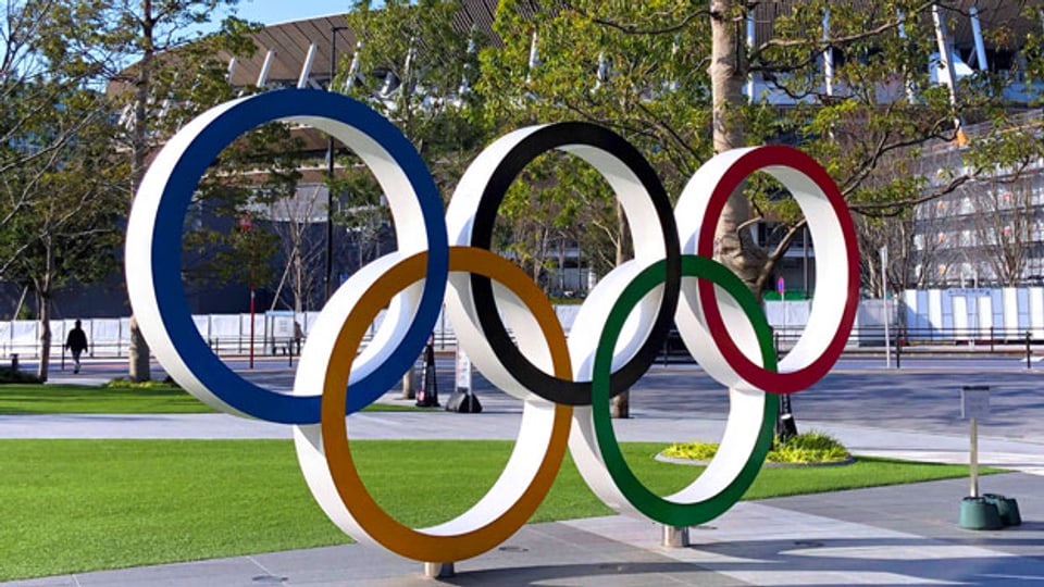 Die olympischen Ringe vor dem Olympiastadion in Tokio.
