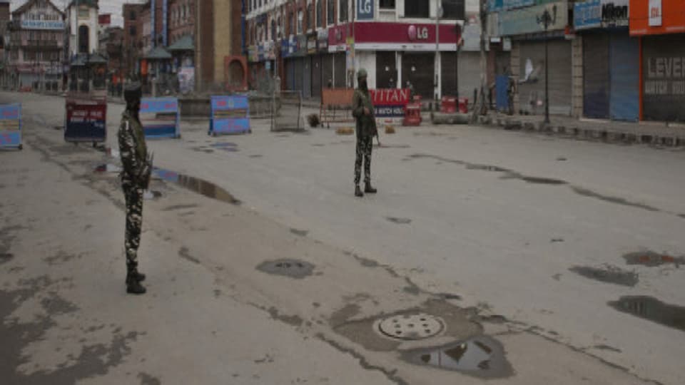 Im indischen Srinagar wachen indische Soldaten darüber, dass die Bewohner zu Hause bleiben.