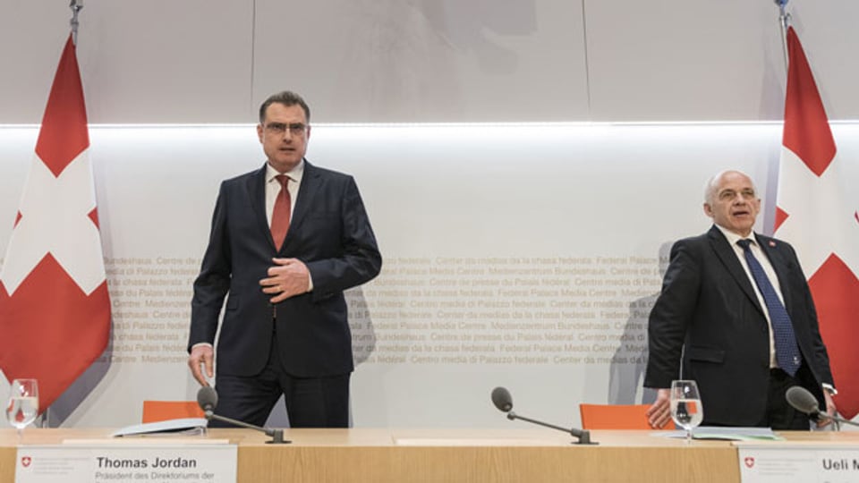 Finanzminister Ueli Maurer (rechts) und Thomas Jordan, Direktor der Schweizer Nationalbank, an der Medienkonferenz am 25. März in Bern.