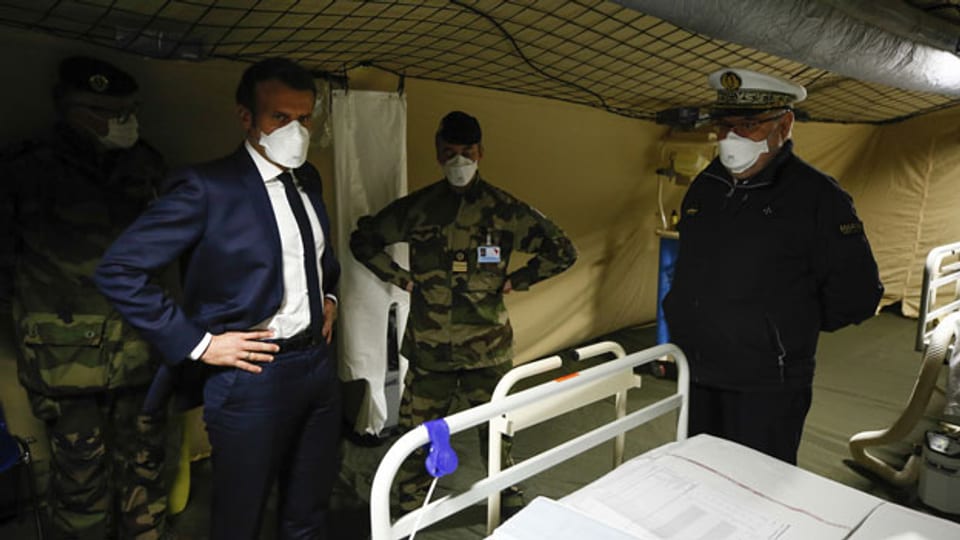 Der französische Präsident Emmanuel Macron besucht das Militärfeldkrankenhaus in Mulhouse.