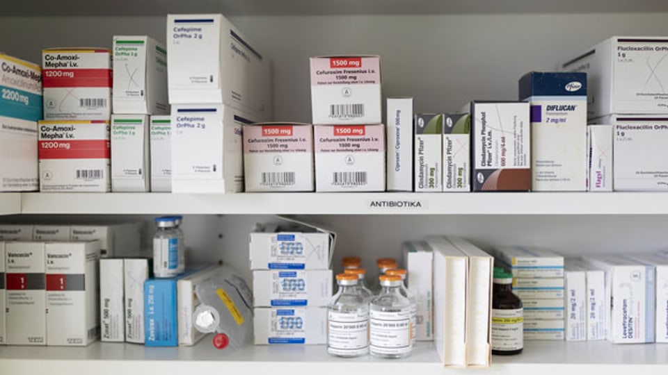 Antibiotica und andere Medikamente im  Inselspital in Bern.