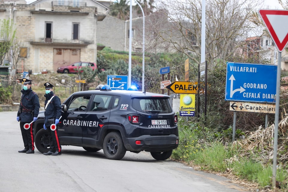 Carabinieri führen bei Palermo Kontrollen durch.